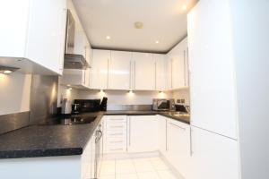 Spacious 1- Bedroom Apartment in E16