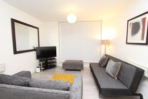 Spacious 1- Bedroom Apartment in E16