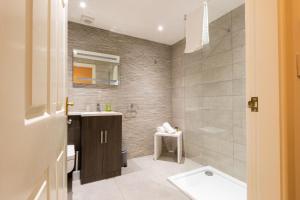 ein Bad mit einer Dusche, einem Waschbecken und einem WC in der Unterkunft Fulwood Heights Apartments in Preston