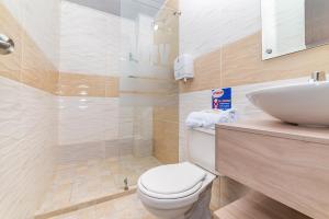 une salle de bain avec toilettes et lavabo dans l'établissement Ayenda Hospedaje WIV, à Cúcuta 22 autres photos