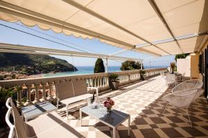 a patio with a table and chairs and the ocean at Bellevue - Rooms & Suites in Levanto