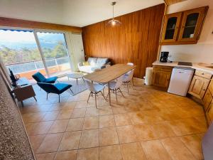 eine Küche und ein Esszimmer mit einem Tisch und Stühlen in der Unterkunft Appartement rénové à 200m de la plage + garage in Embrun