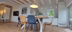 ein Esszimmer mit einem Tisch und Stühlen in der Unterkunft Ferienwohnung am Wald - a10692 in Goslar