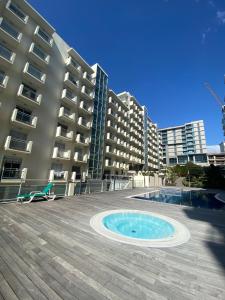 een zwembad voor een groot gebouw bij Concordia Apartment in Funchal