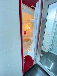 um frigorífico aberto com a porta aberta em Concordia Apartment no Funchal
