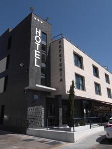 um edifício preto e branco com um cartaz em Hotel Río Hortega em Valladolid