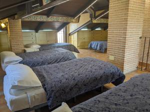 - un groupe de 4 lits dans une chambre dans l'établissement Villa El Rosal del Pozo, a 5 minutos de Puy du Fou, à Layos