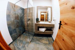 Et badeværelse på Popasul Domnesc- Resort& Spa- Voronet Vue