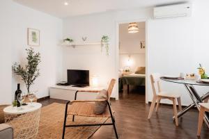 sala de estar con mesa y sillas y comedor en Apartamentos FV Flats Valencia - Mestalla 9, en Valencia