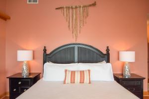 Ein Bett oder Betten in einem Zimmer der Unterkunft The Inn on Pamlico Sound