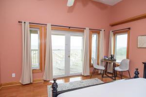 Ein Bett oder Betten in einem Zimmer der Unterkunft The Inn on Pamlico Sound