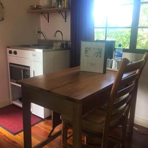uma cozinha com uma mesa de madeira e um fogão em Santa Cruz Cabins em Santa Elena
