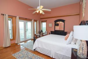 Ein Bett oder Betten in einem Zimmer der Unterkunft The Inn on Pamlico Sound