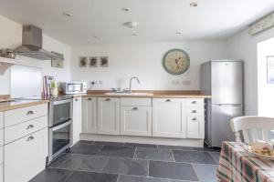 Kuchyň nebo kuchyňský kout v ubytování Tidal Cottage On The Shore Isle of Skye