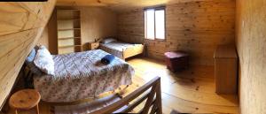 een kamer met 2 bedden in een blokhut bij Chalé Koch in Visconde De Maua