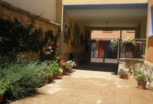 una entrada a un edificio con flores y plantas en CASA RURAL HOCES DEL MESA, en Jaraba