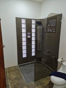 a bathroom with a shower and a toilet at Buddha Hotel y Restaurante 100mts de playa Sanjuanillo in San Juanillo