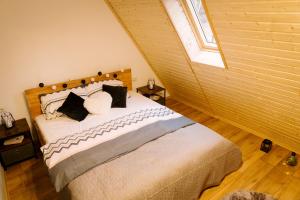 a bedroom with a large bed in a attic at Zenith A-Frame Straja in Lupeni