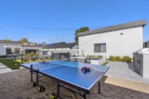 stół do ping ponga na podwórku domu w obiekcie The Climate Villa by HomeSlice Stays w mieście Phoenix