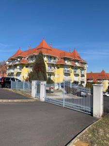 Budova, v ktorej sa apartmán nachádza