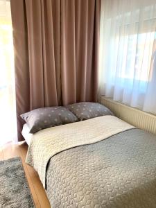 Łóżko lub łóżka w pokoju w obiekcie Jade Apartman