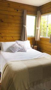 ein Schlafzimmer mit einem großen weißen Bett mit zwei Kissen in der Unterkunft Bangalôs Floripa - Tiny House in Florianópolis
