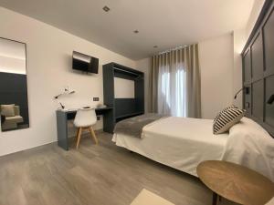 A bed or beds in a room at Hotel Lusitania, Centro Ciudad, Parking Privado