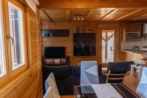 TV a/nebo společenská místnost v ubytování Casa de Madera en Calafell