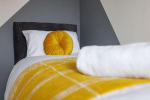 Postel nebo postele na pokoji v ubytování Air Host and Stay - Brand new 3 bedroom house sleeps 7 minutes from LFC and city centre ref27