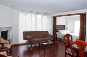 a living room with a couch and a bed at Apartaestudios Los Andes in Bogotá