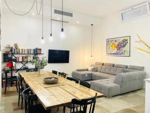 A seating area at Modern Loft