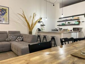 A kitchen or kitchenette at Modern Loft Még 30 kép