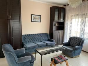 A seating area at Piroska Apartment