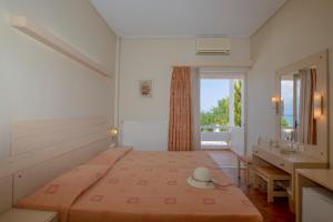 En eller flere senger på et rom på Hotel Kypreos