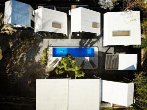 una vista aérea de edificios y árboles blancos en Casa Samadhi, en Atlixco