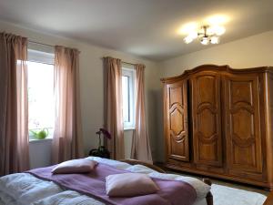 um quarto com uma cama e um armário de madeira em A&N Prestige Apartments "Attika" close to BASEL and Rhine river em Grenzach-Wyhlen