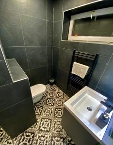 A bathroom at Home Sweet Apartment XL