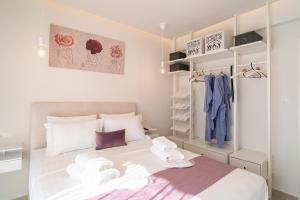 Postel nebo postele na pokoji v ubytování Lux Palace Trikala