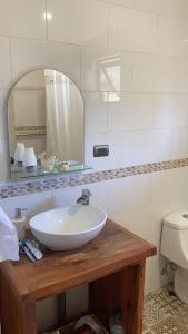 uma casa de banho com um lavatório branco e um espelho. em Bienvenido a Campo Alerce em Teno
