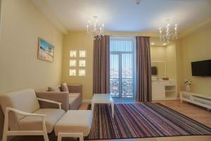 a living room with a couch and a table at ILK INN HOTEL in Qusar