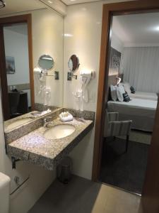 Um banheiro em Allia Gran Pampulha Suites