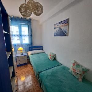 バレンシアにあるCasa de Mariaのベッドルーム1室(ベッド2台、窓付)