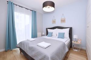 En eller flere senge i et værelse på Nowoczesne Apartamenty 3city w Gdańsku z Parkingiem by Noclegi Renters