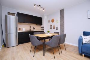 Køkken eller tekøkken på Nowoczesne Apartamenty 3city w Gdańsku z Parkingiem by Noclegi Renters