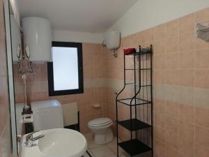 een kleine badkamer met toilet en wastafel bij Casa Scirocco IUN Q2421 in Pula +28 foto's