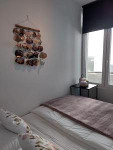 Schlafzimmer mit einem Bett und einem Fenster in der Unterkunft Etoile de Mer in Blankenberge