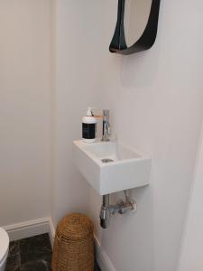 een badkamer met een witte wastafel en een toilet bij Etoile de Mer in Blankenberge