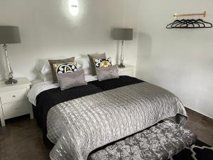 Un dormitorio con una cama con almohadas encima. en Casa Dolly Boutique B&B, en Cantoria