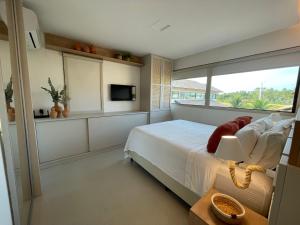 ein Schlafzimmer mit einem großen Bett und einem großen Fenster in der Unterkunft Casa Luxo com piscina privativa próximo a Igrejinha - Com colaboradora e enxoval in Praia dos Carneiros + 79 Fotos