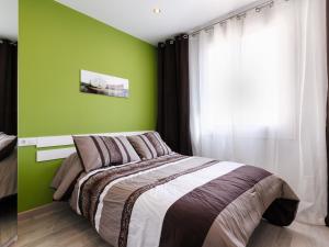 Beautiful apartment in the center equipped for 7 tesisinde bir odada yatak veya yataklar